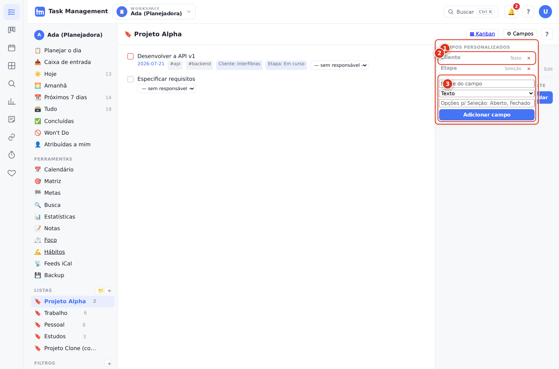 O painel ⚙ Campos aberto na lista Projeto Alpha; os valores aparecem como etiquetas nas tarefas.