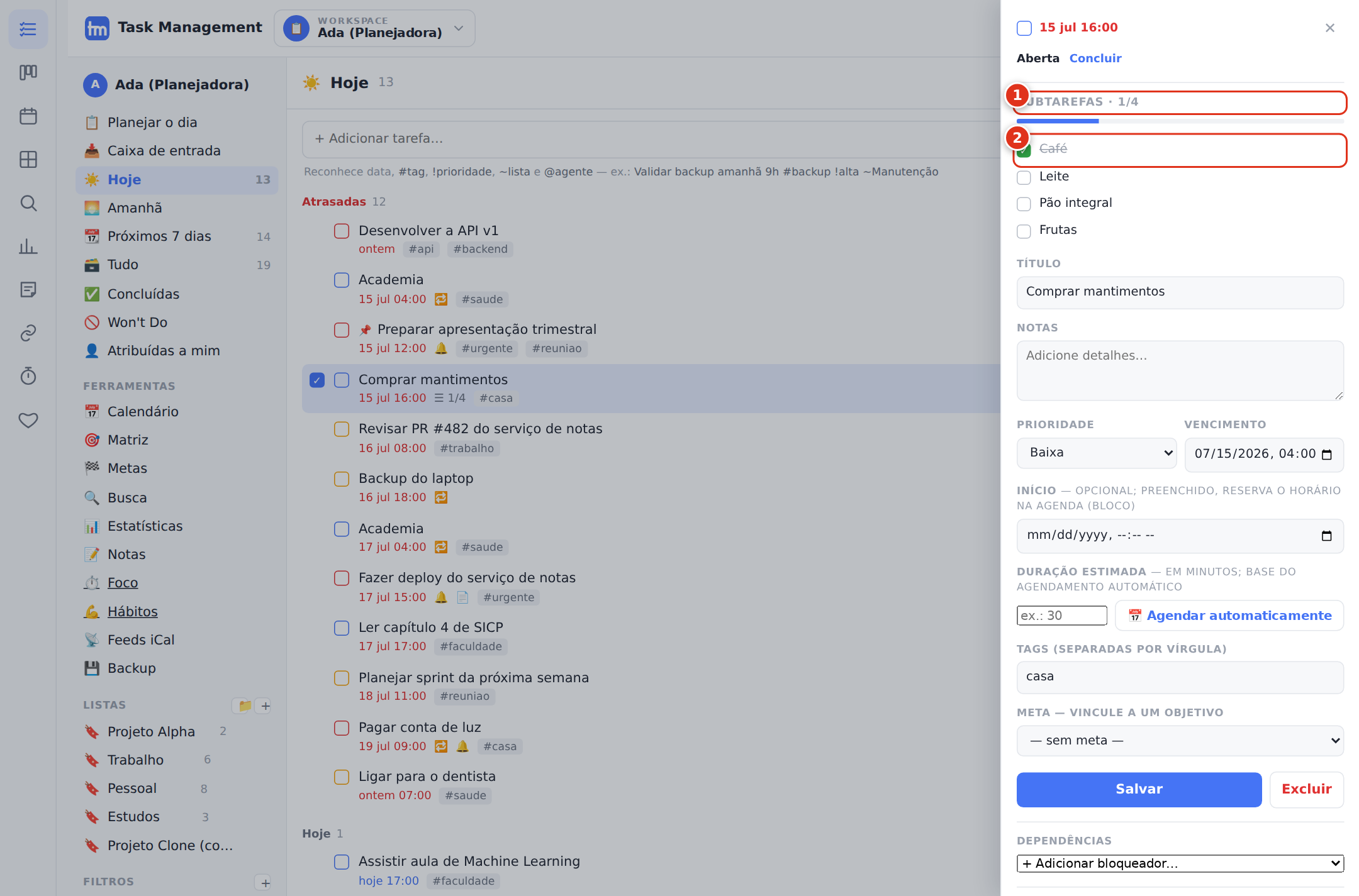 O detalhe de uma tarefa com checklist e o painel de anexos.